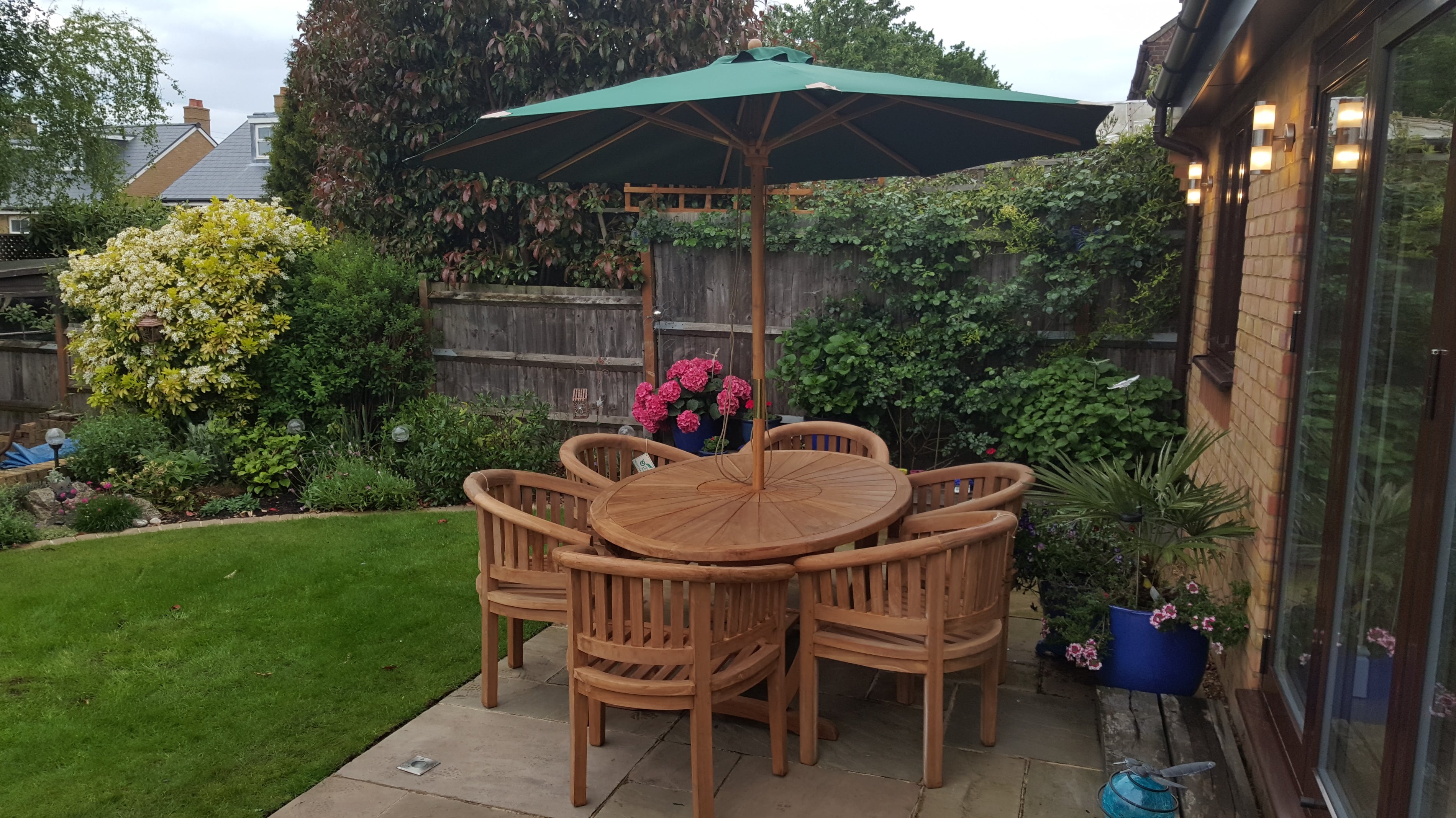 What are the disadvantages of teak wood