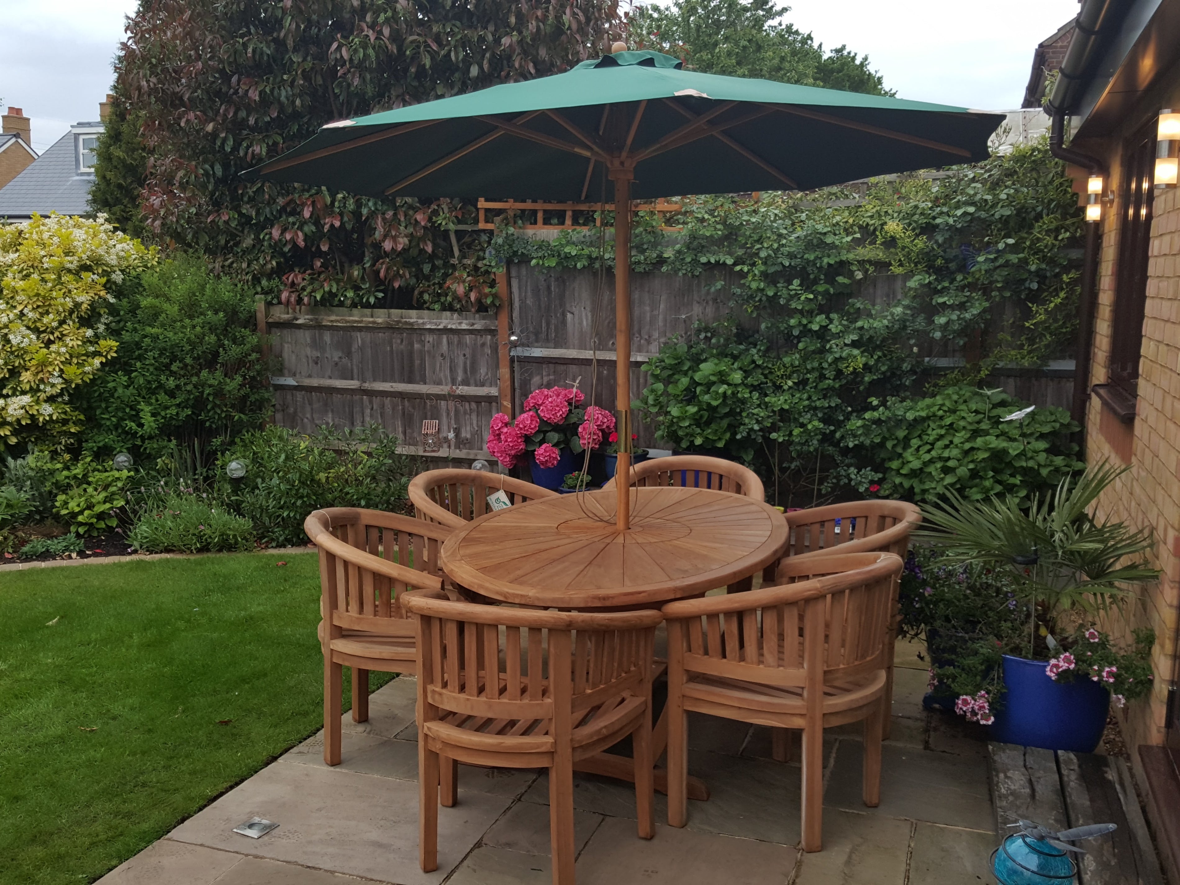 What are the disadvantages of teak wood